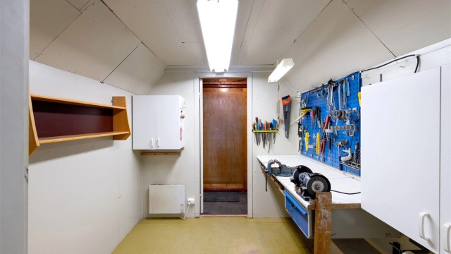Det er innredet arbeidsrom/verksted mot nord