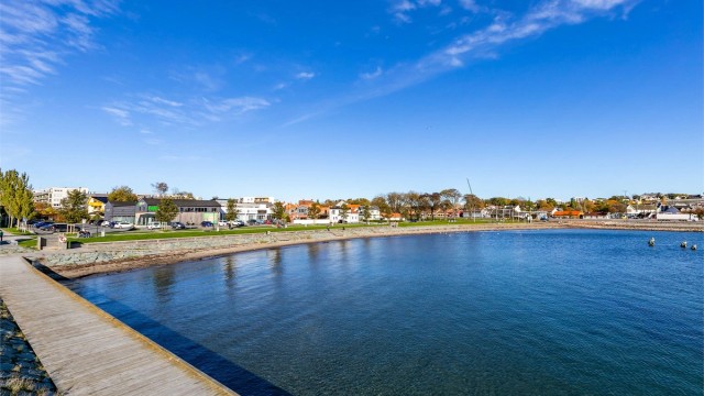 Fra Glassverket er det slippers-avstand til et knippe av Jeløys fineste sandstrender.
