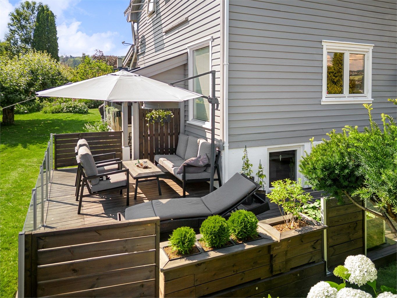 Det er en hyggelig terrasse på ca. 28 kvm i tilknytning til hybelen