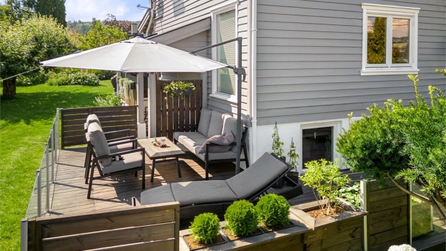 Det er en hyggelig terrasse på ca. 28 kvm i tilknytning til hybelen