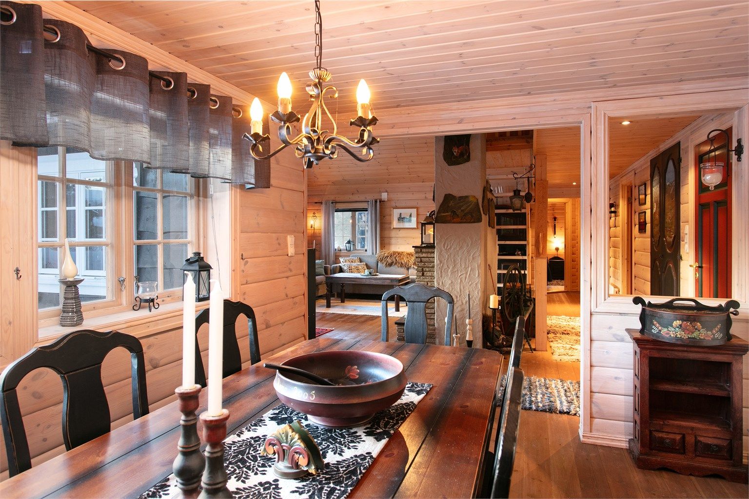 Det er åpne men likevel skjermet løsning mellom kjøkken og stue