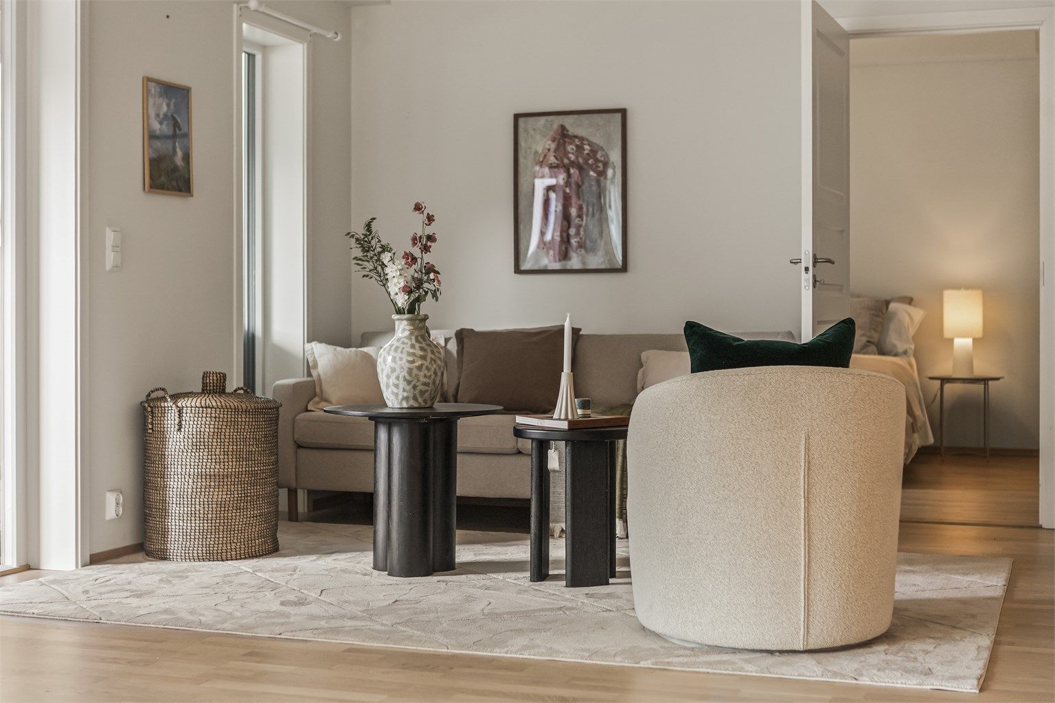 Det er lagt flott parkett på gulv i de fleste rom.