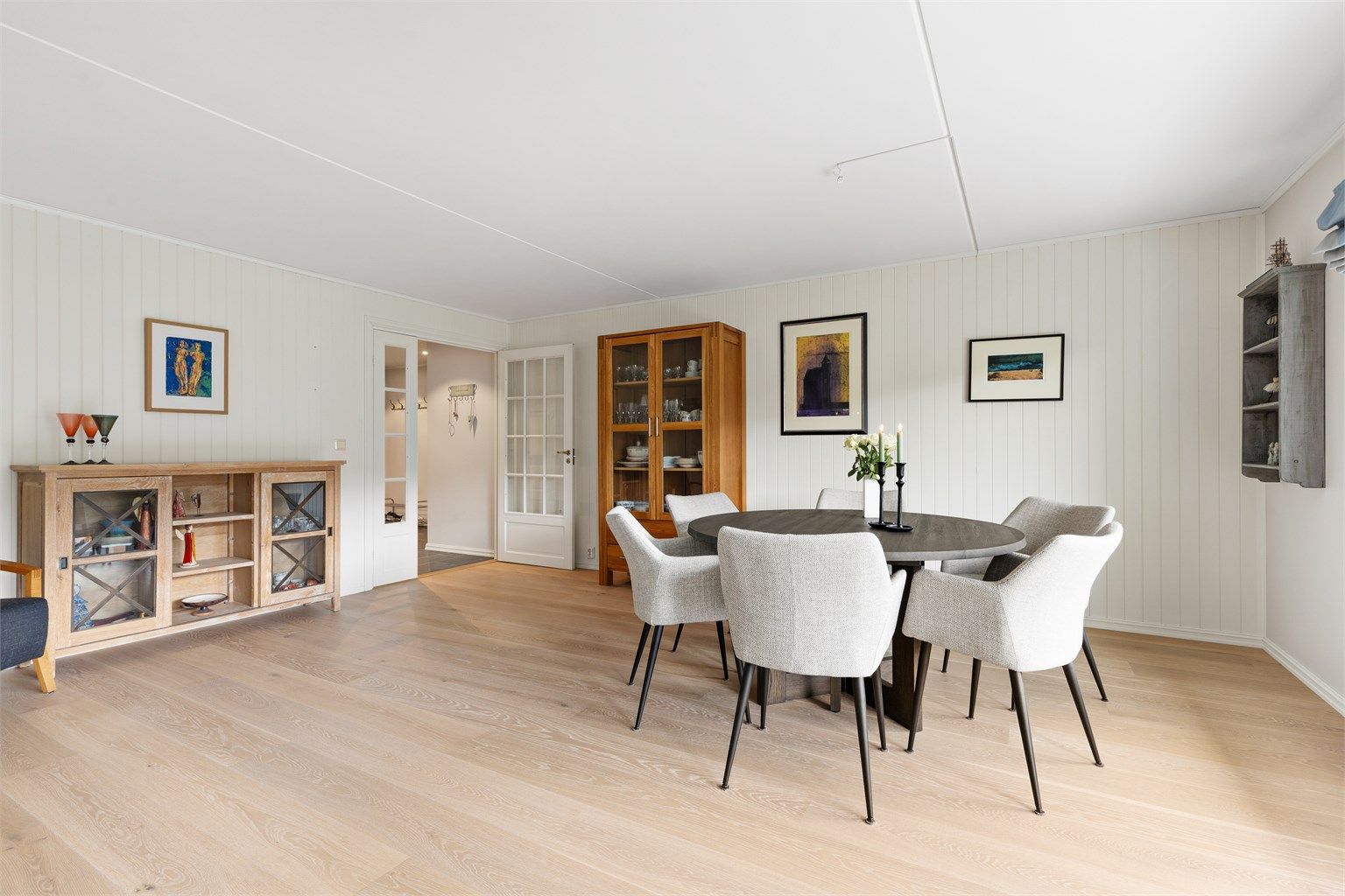 Det er godt med plass til en stor spisestue, hvor man kan samle venner og bekjente.