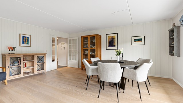 Det er godt med plass til en stor spisestue, hvor man kan samle venner og bekjente.