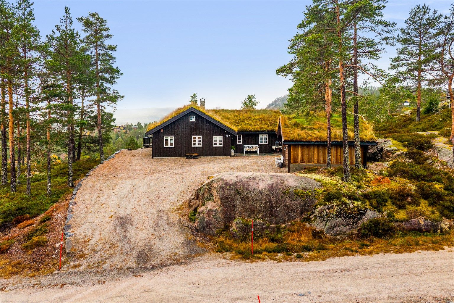 Bruksarealet er på ca. 130 kvm. I tillegg er det uinnredet hems, carport med tilliggende bod og en stor delvis overbygget terrasse.