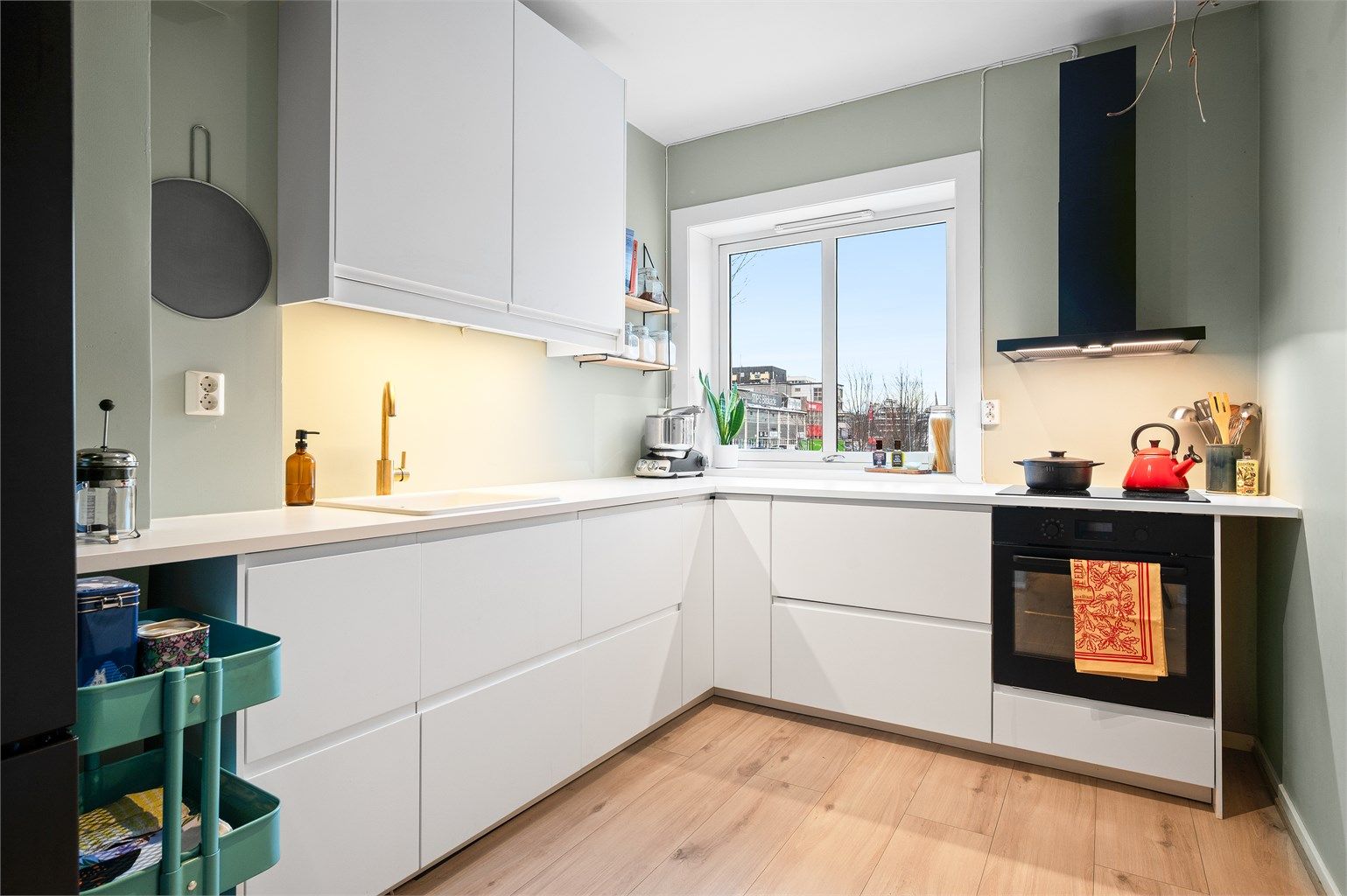 Kjøkkenet har innredning fra 2022 levert av Ikea.