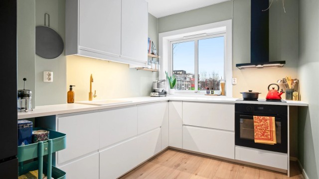 Kjøkkenet har innredning fra 2022 levert av Ikea.