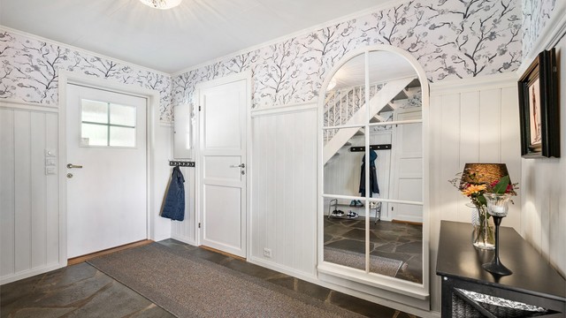 Romslig og fin hall med garderoberom bak speildøren