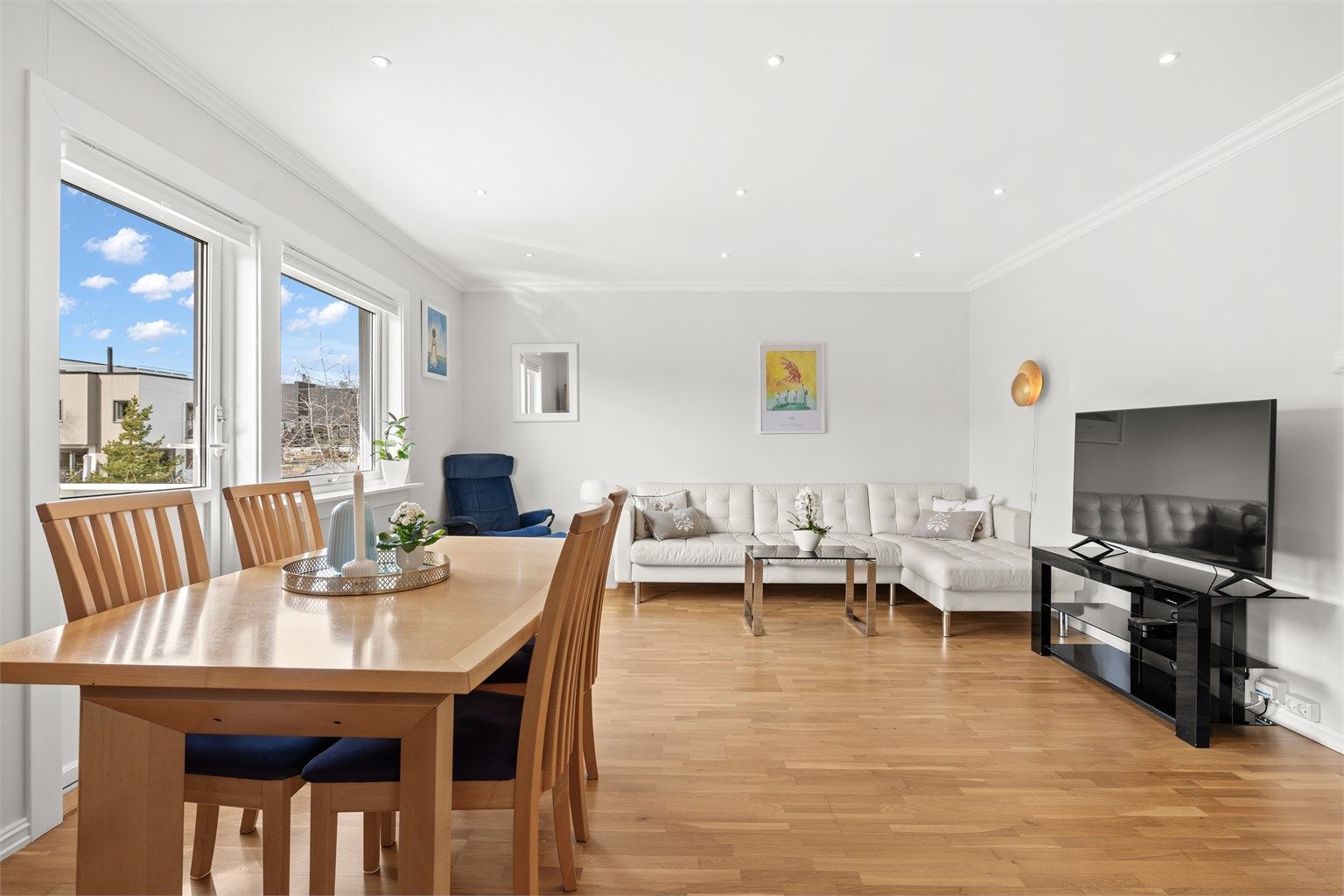 Med en gjennomtenkt planløsning, oppdaterte fasiliteter, to parkeringsplasser, og stor felles hage, tilbyr denne boligen en flott kombinasjon av komfort, stil og funksjonalitet. 