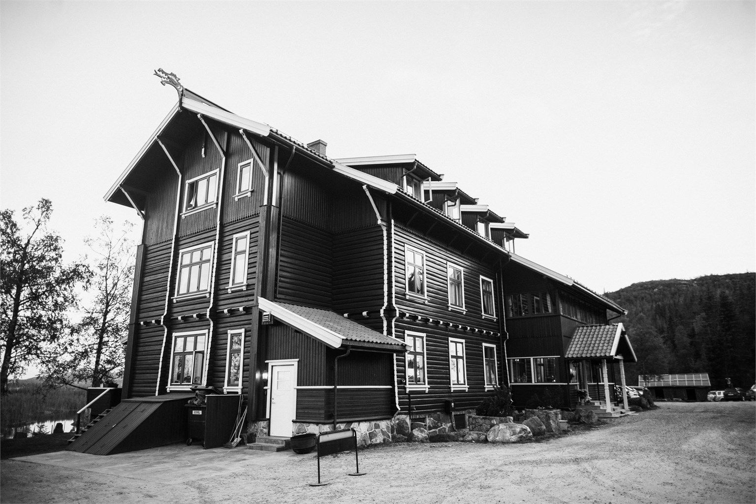 Tuddal Høyfjellshotell, med restaurant, bakeri og Gildehallen 2 minutter fra hytta (Bilde brukt etter tillatelse fra Tuddal Høyfjellshotell)