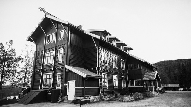 Tuddal Høyfjellshotell, med restaurant, bakeri og Gildehallen 2 minutter fra hytta (Bilde brukt etter tillatelse fra Tuddal Høyfjellshotell)