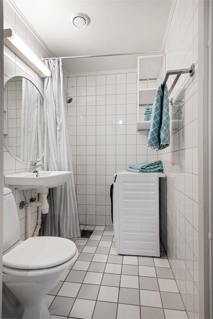 Bad med gulvarme og opplegg for vaskemaskin