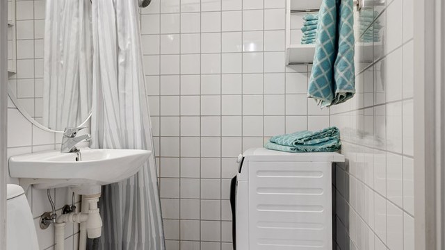 Bad med gulvarme og opplegg for vaskemaskin