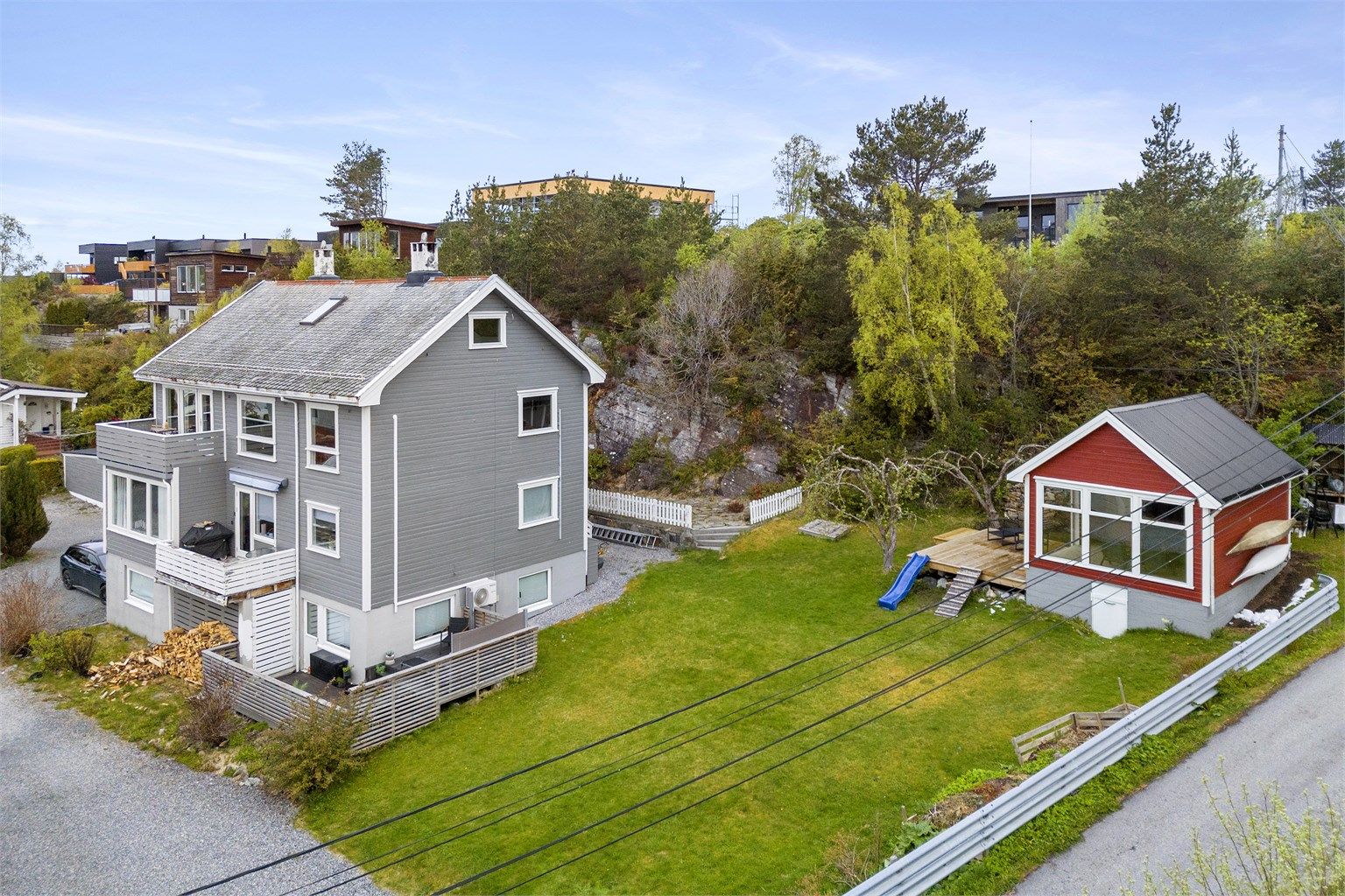 Uthuset med terrassen og hageområdet rundt er tinglyst som tilleggsdel til leiligheten - se vedlagt kart i salgsoppgaven for inndeling
