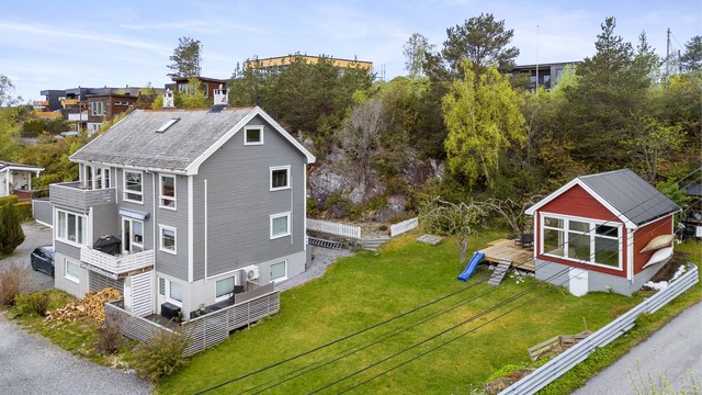 Uthuset med terrassen og hageområdet rundt er tinglyst som tilleggsdel til leiligheten - se vedlagt kart i salgsoppgaven for inndeling
