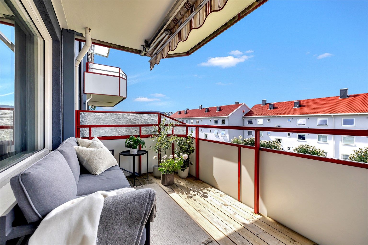 Velkommen til Vestbygata 8C! Lys og gjennomgående 2-romsleilighet i tredje etasje, med fantastiske solforhold.