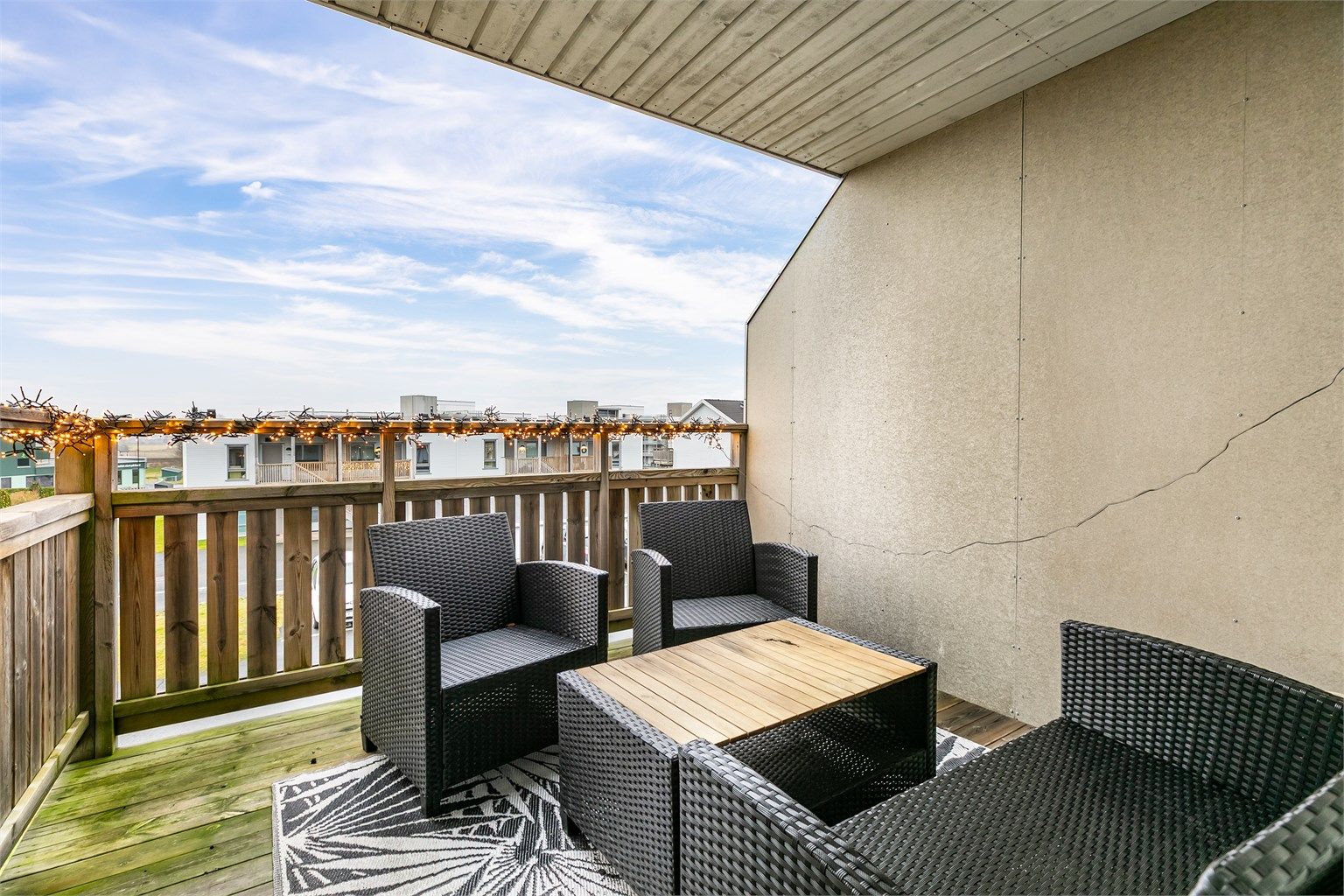 Lunende levegger og tak gjør det mulig å sitte ute selv om været ikke er på sitt aller beste.