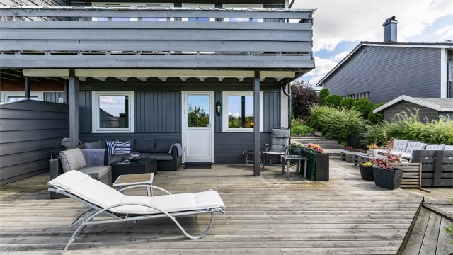 En omfangsrik, sør- og vestvendt terrasse på over 50 kvm. omfavner underetasjen.