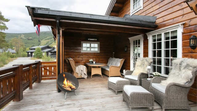 En overbygd del av terrassen gir ly for vær og vind.
