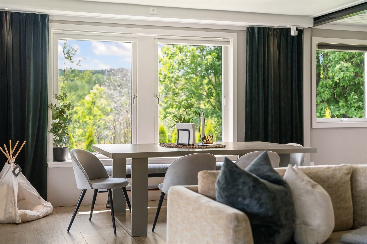 Boligen oppleves lys og hyggelig, og har god planløsning