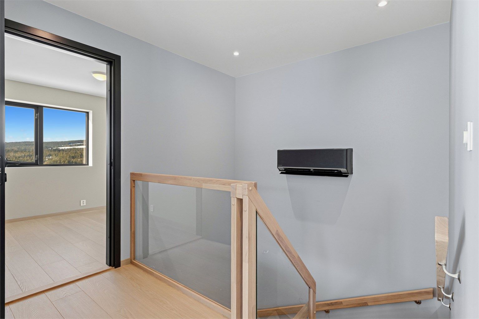 Strategisk plassert, moderne varmepumpe.