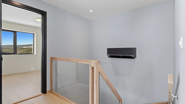 Strategisk plassert, moderne varmepumpe.