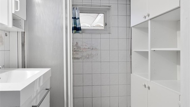 Eldre bad med romslig dusjnisje og skapinnredning - Ikke bruksendret/omsøkt rom