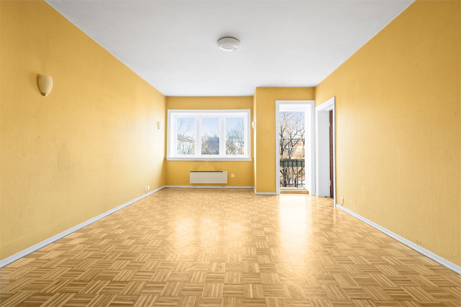 Stuen har store vindusflater og utgang til en koselig balkong på 2 kvm.