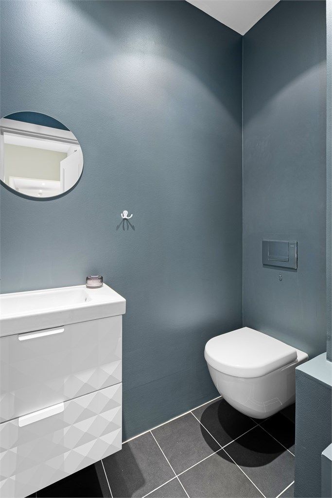 I tilknytning til entréen er det et praktisk toalettrom. Det er varmekabler i det flislagte gulvet og nedsenket himling med downlights. 