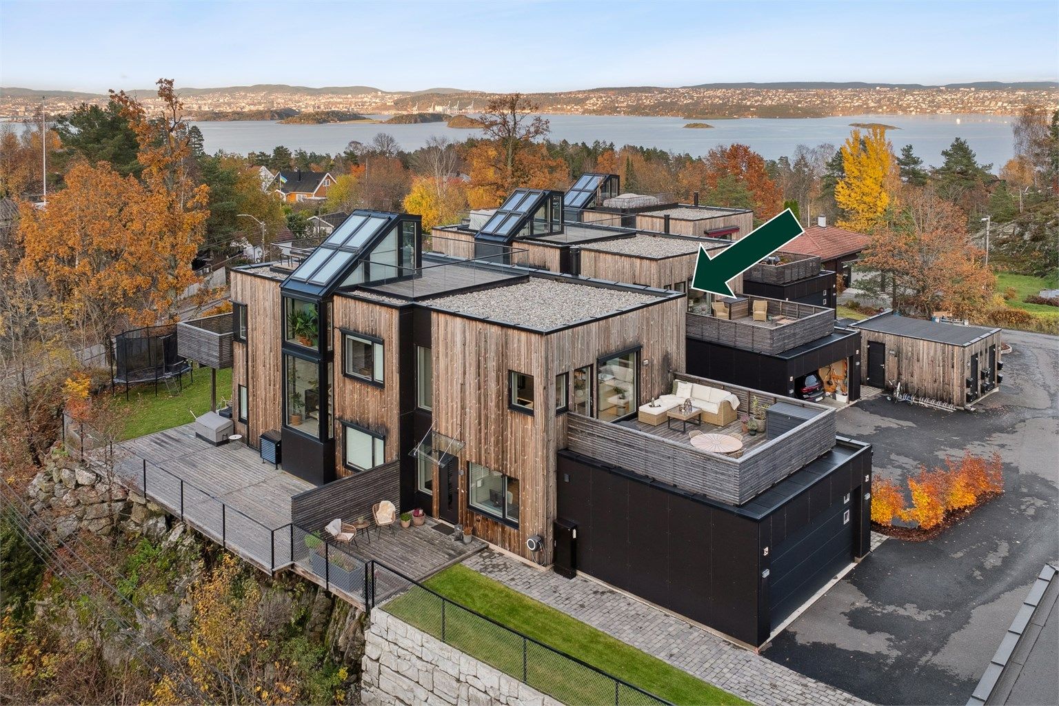 Stilren, modernistisk del av tomannsbolig med solrik takterrasse, sjøgløtt og attraktiv beliggenhet