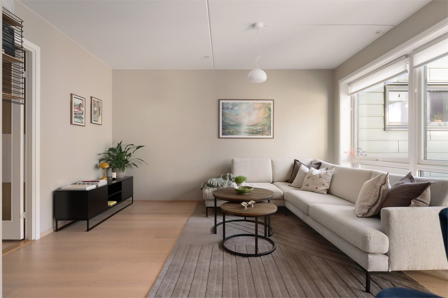 Leiligheten er malt i tidløse og nøytrale nyanser.