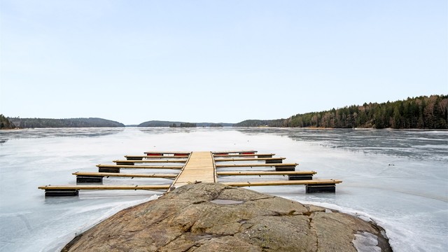 Utenom eget båtfeste kan det være mulig å leie plass i grunneiers brygge, langs adkomstveien opp til hytta.