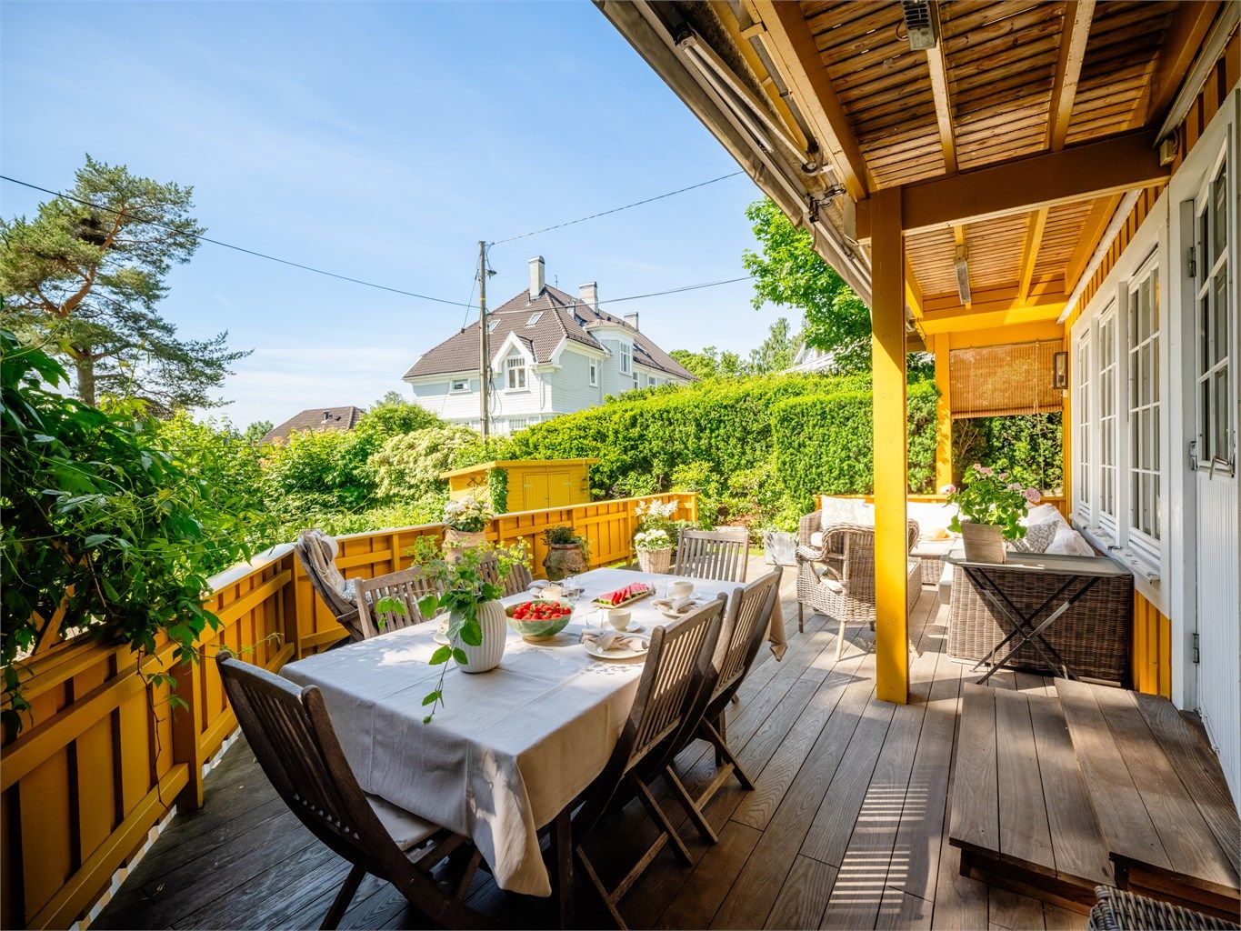 Terrassen er dessuten det perfekte stedet å flytte middagen ut på sommerstid med gode solforhold fra 09:00-19:00 ifølge selger.