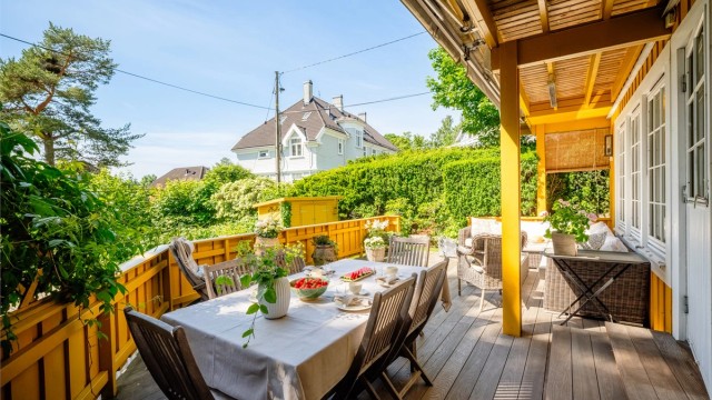 Terrassen er dessuten det perfekte stedet å flytte middagen ut på sommerstid med gode solforhold fra 09:00-19:00 ifølge selger.