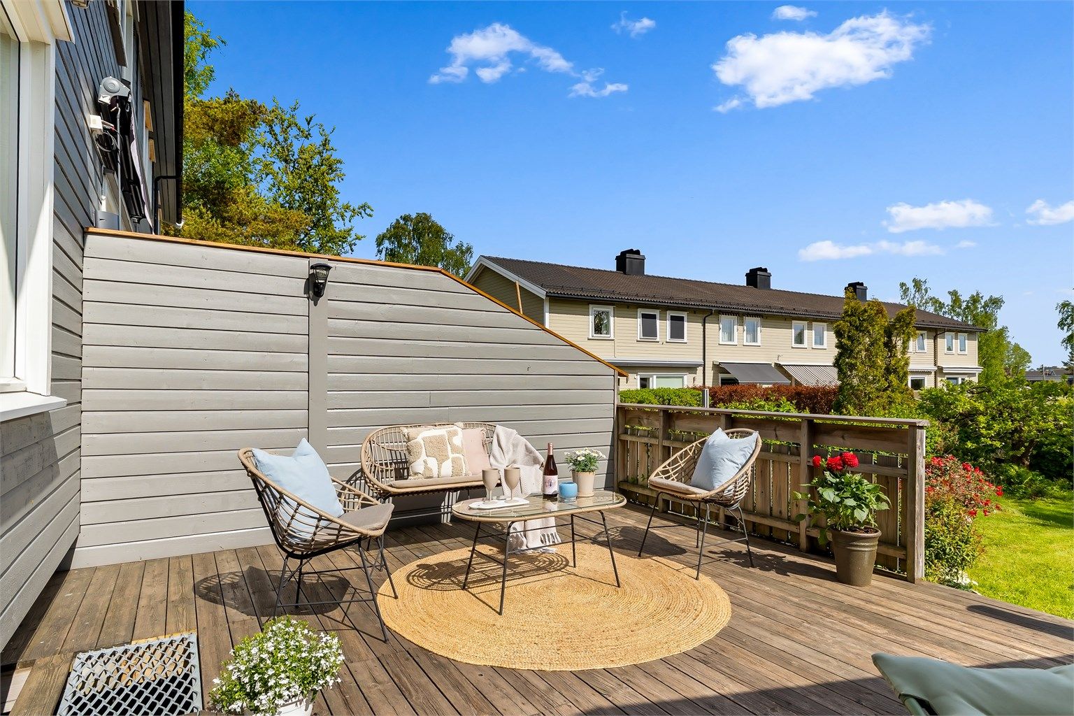 Fra stuen er det utgang til en skjermet og sydvendt terrasse, med videre tilgang til egen hage.