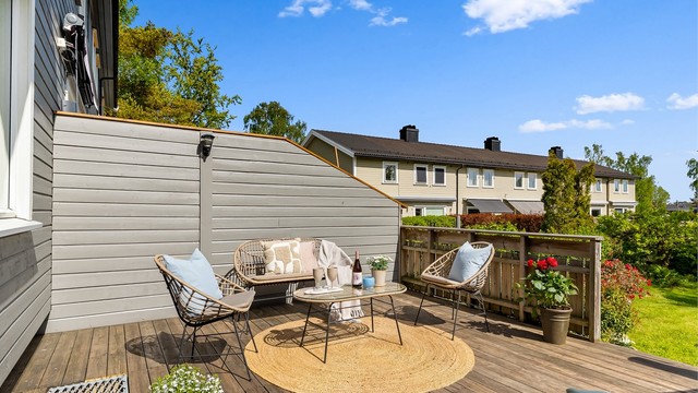 Fra stuen er det utgang til en skjermet og sydvendt terrasse, med videre tilgang til egen hage.