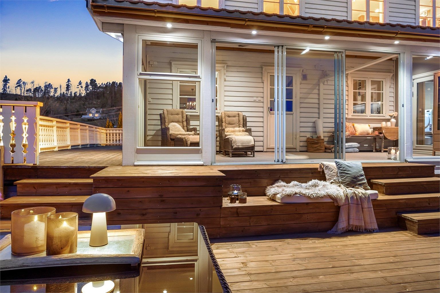 Fra terrassen er det direkte adkomst til vinterhagen gjennom store skyvedører.