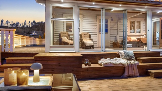Fra terrassen er det direkte adkomst til vinterhagen gjennom store skyvedører.