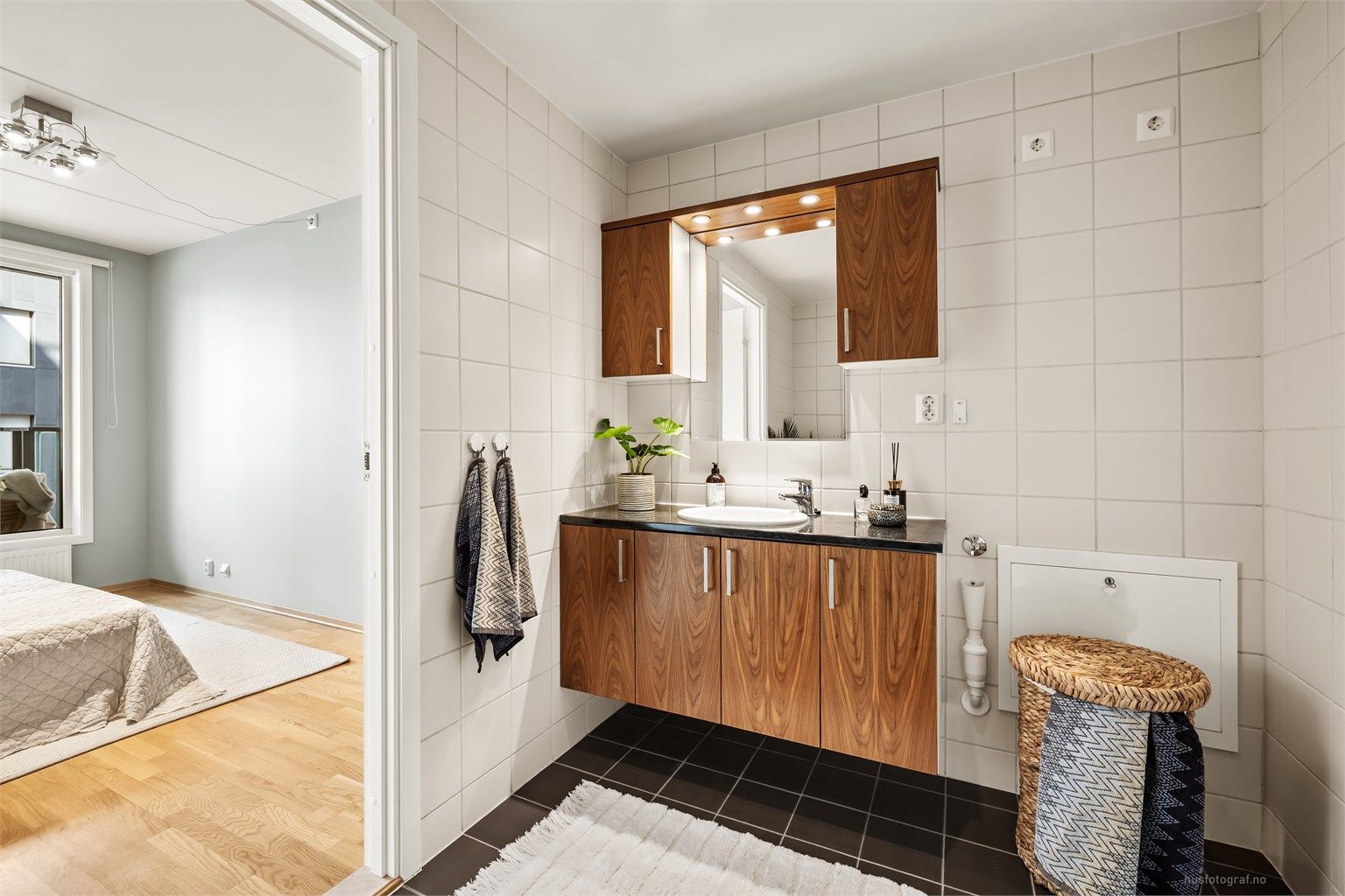 Bad 1, i tilknytning til hovedsoverommet. Badet har downlights i tak og gulvvarme.