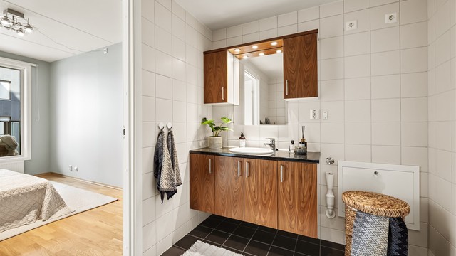 Bad 1, i tilknytning til hovedsoverommet. Badet har downlights i tak og gulvvarme.