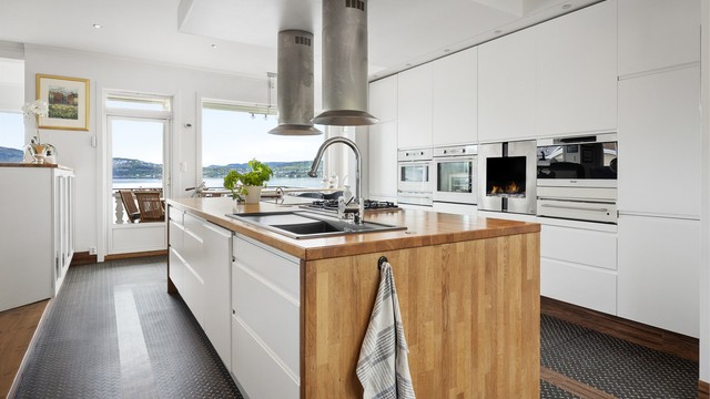 Kjøkkenøyen gir god luft mellom innredningen.