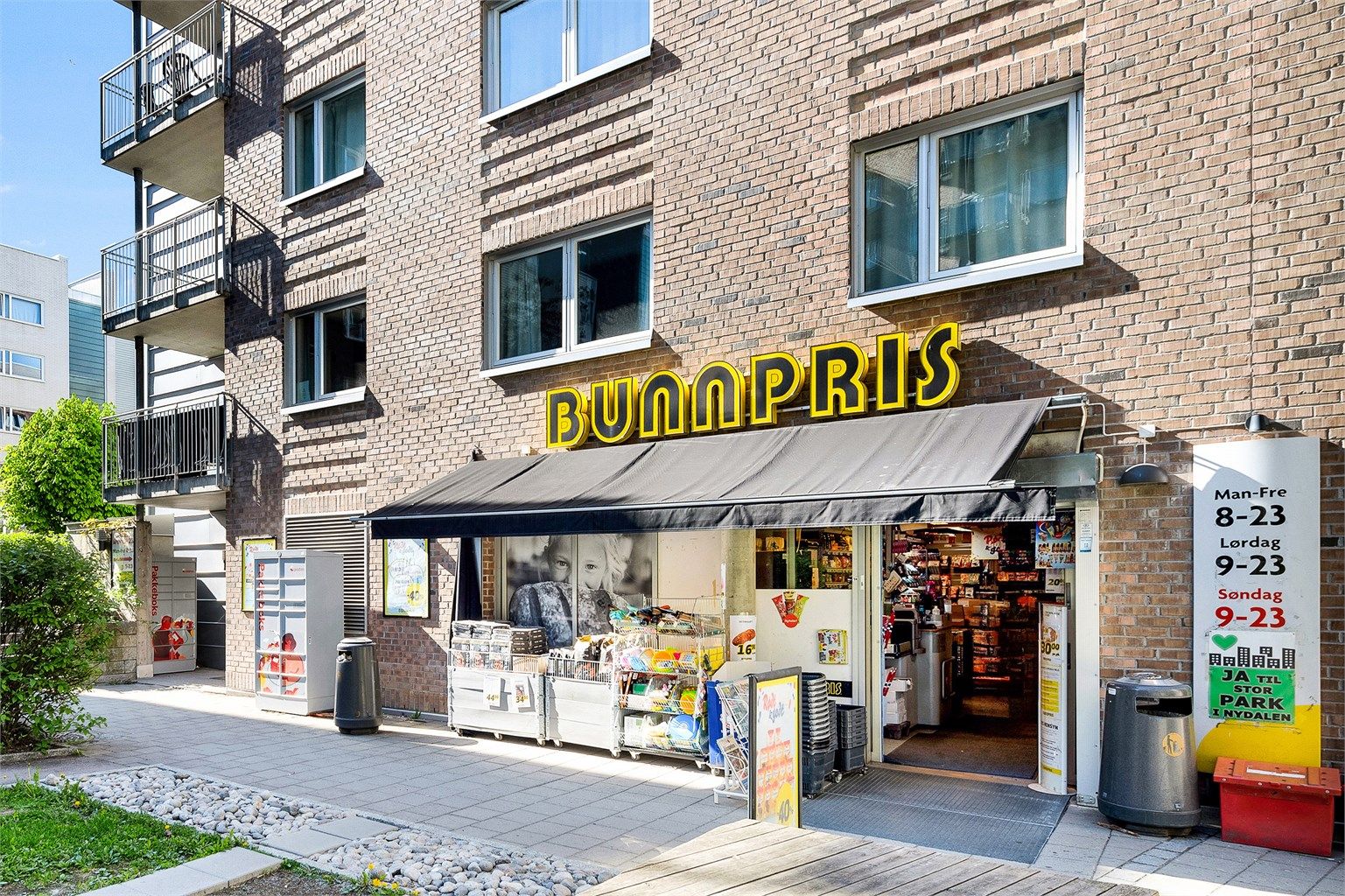 Nærmeste søndagsåpen butikk 1 minutt gange fra leiligheten.