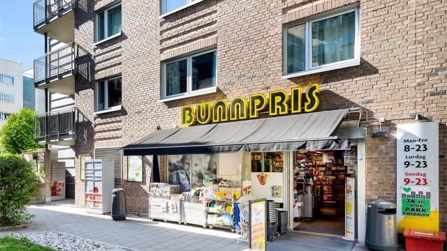 Nærmeste søndagsåpen butikk 1 minutt gange fra leiligheten.