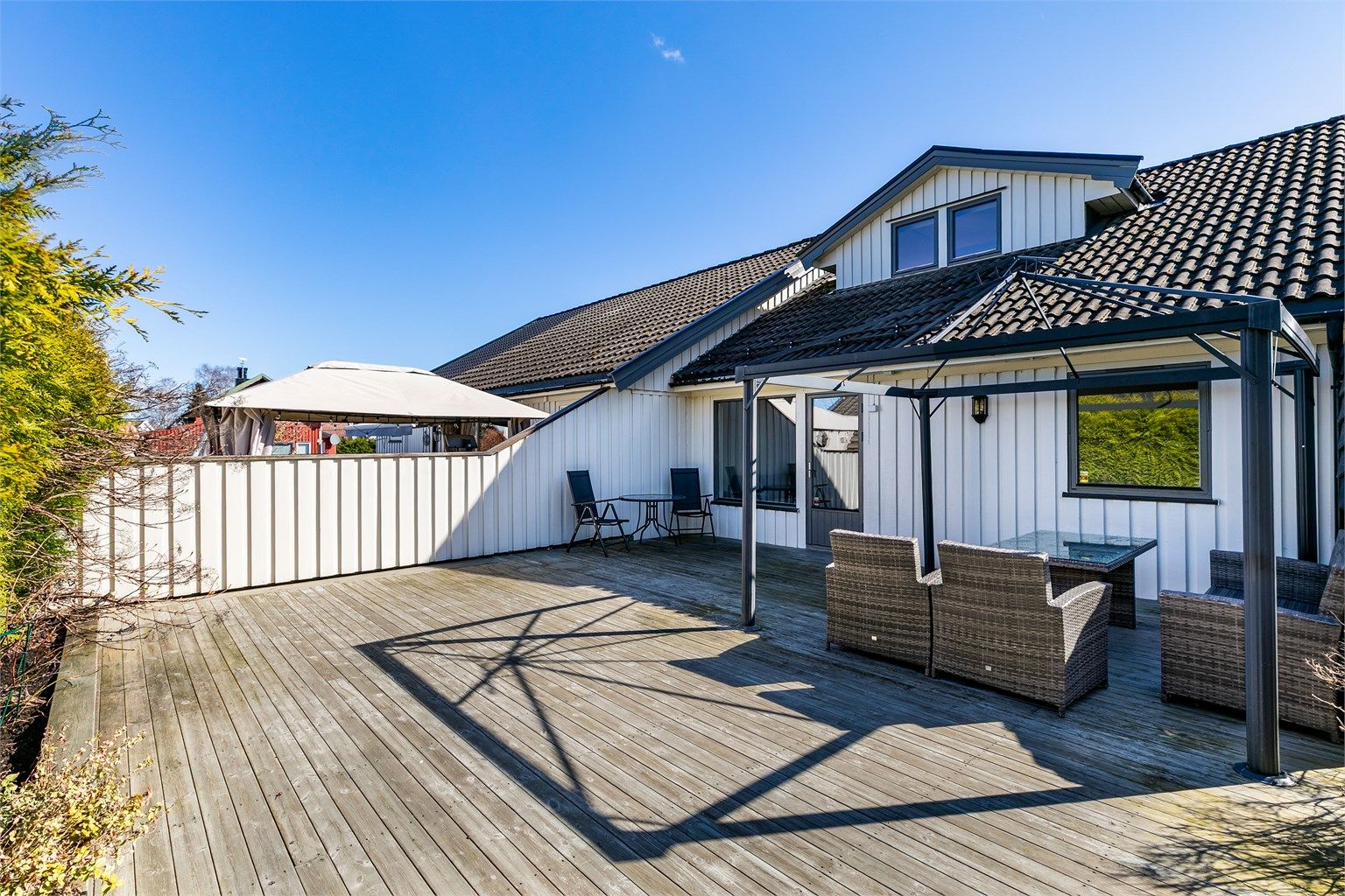 Boligen ble oppført i 1990, andre etasje er siden påbygget med ark. Ny terrasse ble anlagt på vestsiden rundt 2013. Fotograf; Børge Oppegård.