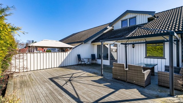 Boligen ble oppført i 1990, andre etasje er siden påbygget med ark. Ny terrasse ble anlagt på vestsiden rundt 2013. Fotograf; Børge Oppegård.