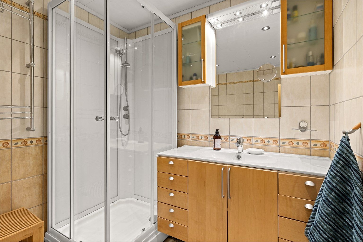 6Bad/wc 1 etg med romslig baderomsinnredning med fin plass til oppbevaring. Dusjkabinett montert på badet for sikrere behandling av vannbruk.