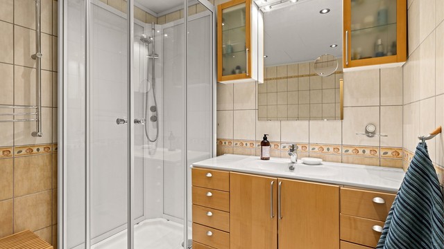 6Bad/wc 1 etg med romslig baderomsinnredning med fin plass til oppbevaring. Dusjkabinett montert på badet for sikrere behandling av vannbruk.