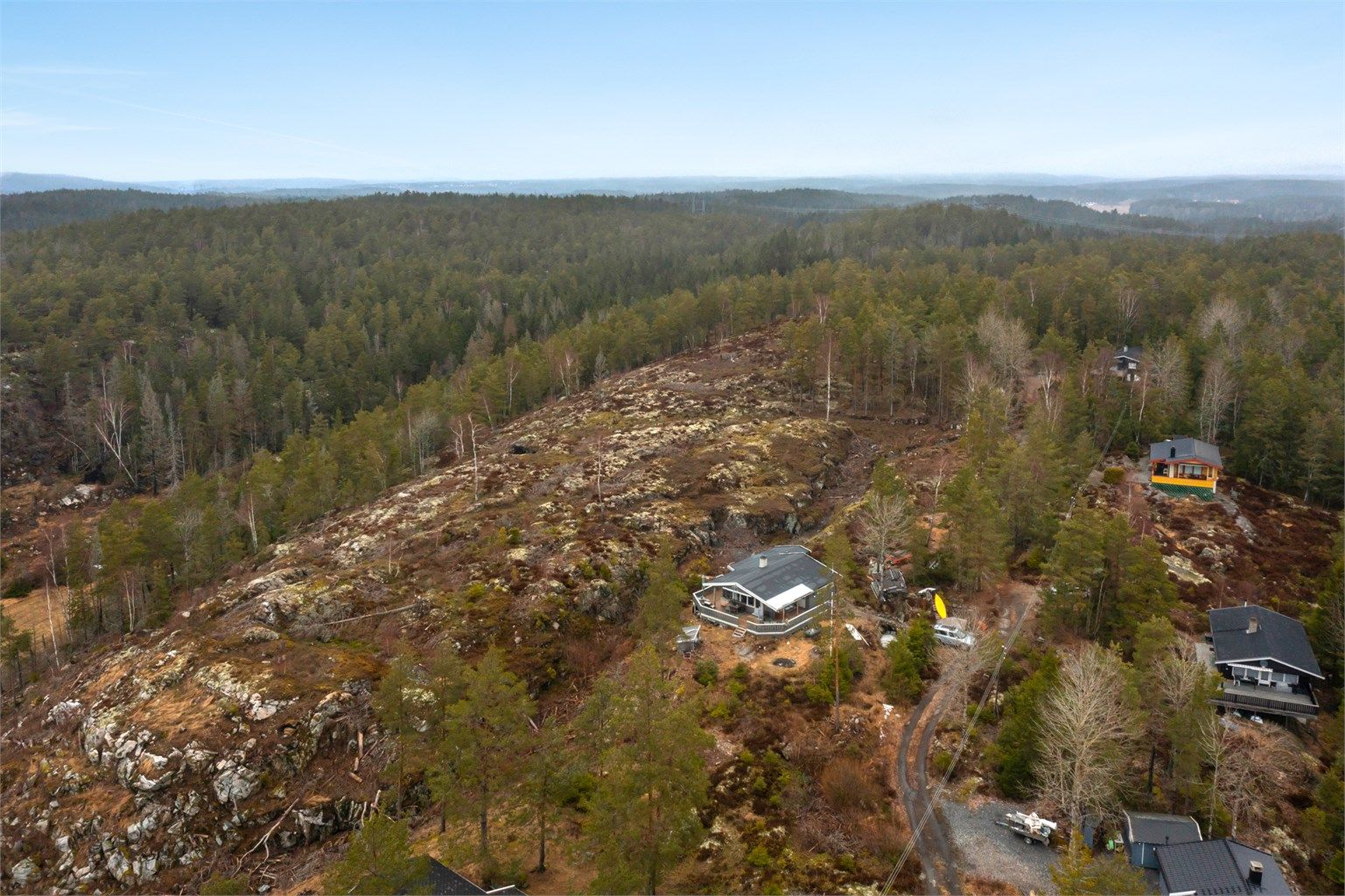 Fra tomten kan du gå direkte ut i skogsområdene hvor det både er mange turmuligheter og stedvis et meget godt sopp- og bærterreng.