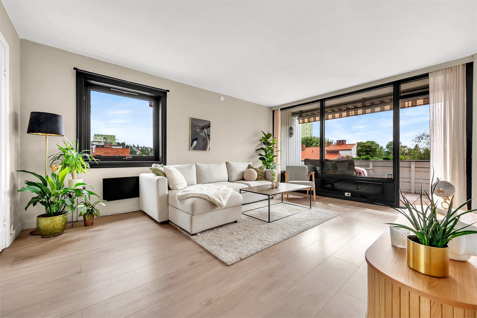 Meget lys og stilig stue med ekstra vindu i gavlveggen. 
I stuen få du lys fra tre sider.