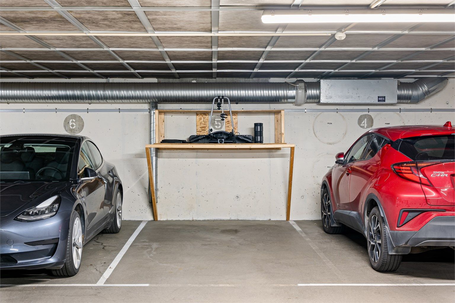 Leiligheten har tilhørende garasjeplass i oppvarmet garasjeanlegg